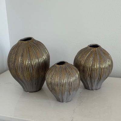 Fig ribbed textured vase