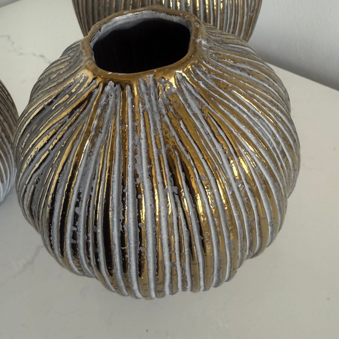 Fig ribbed textured vase