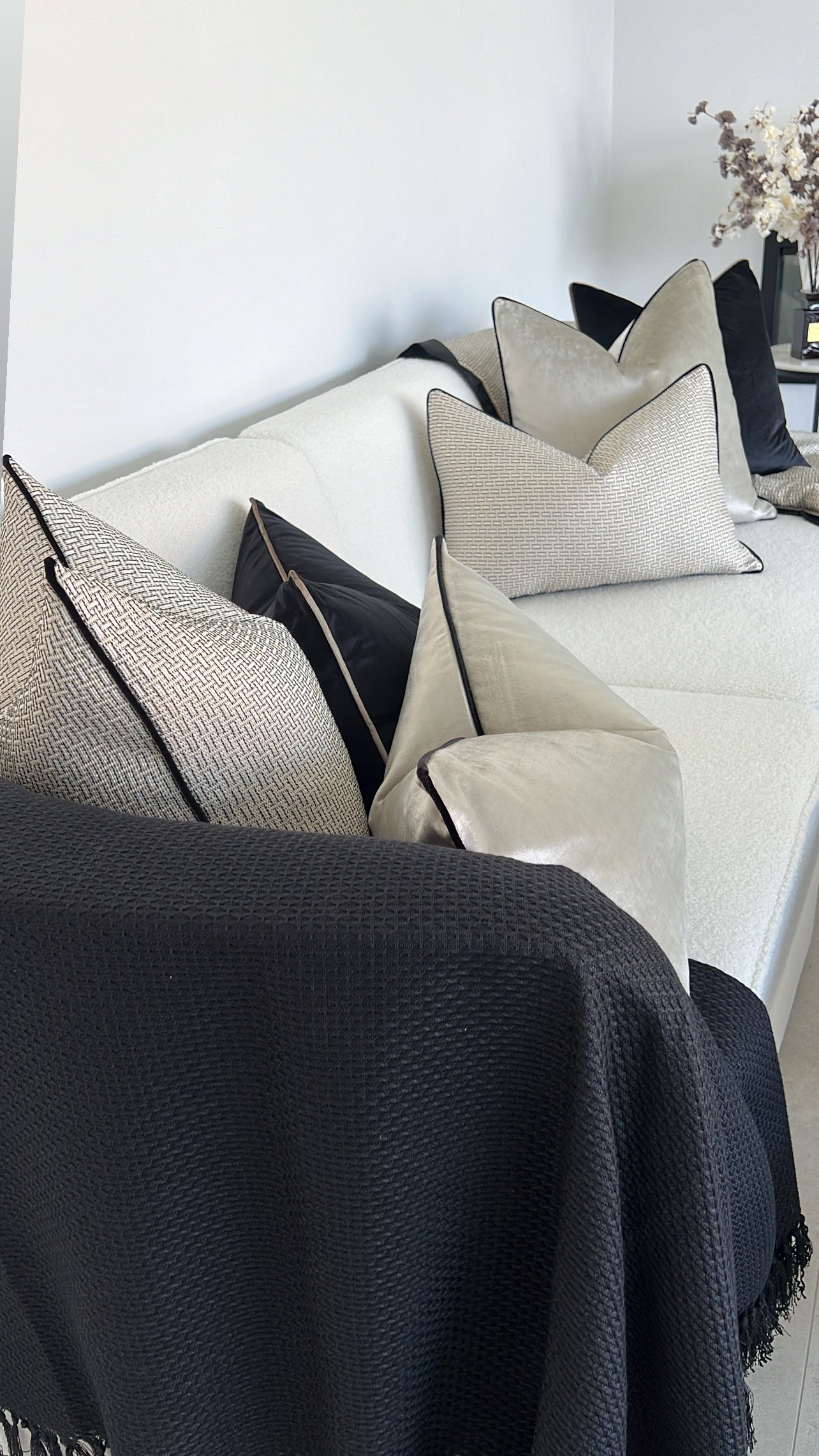 Calla Throw black - Luscious Homewares