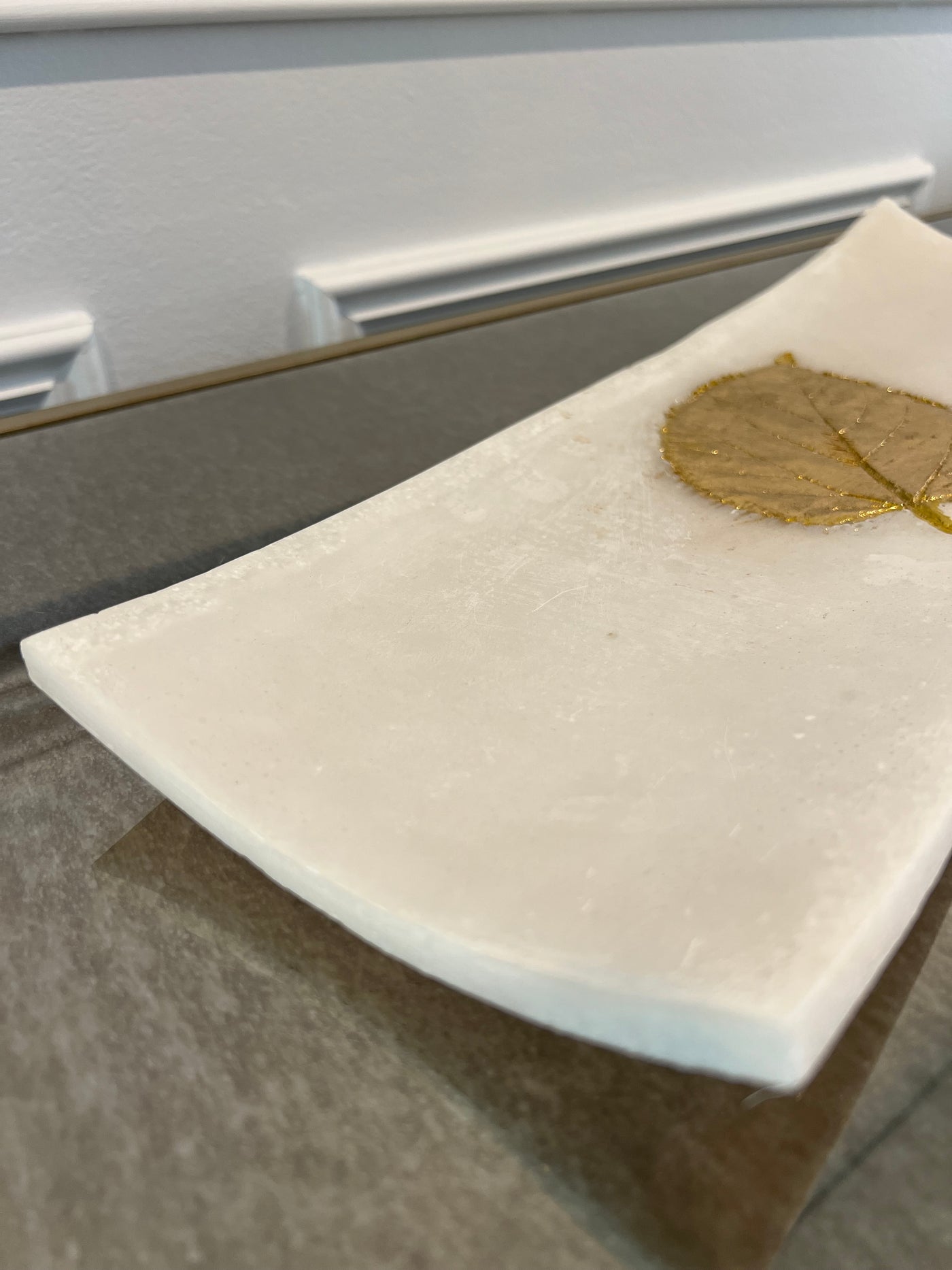 Lara resin Quartz gold foil leaf plate