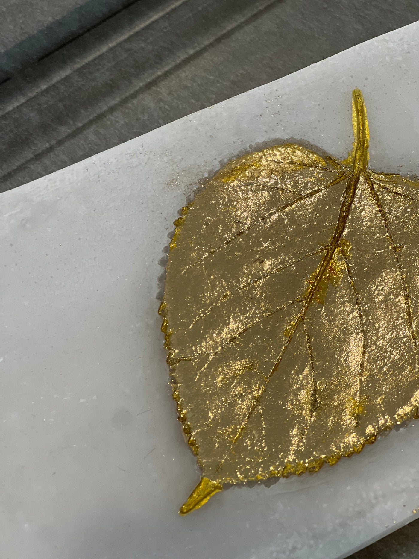 Lara resin Quartz gold foil leaf plate