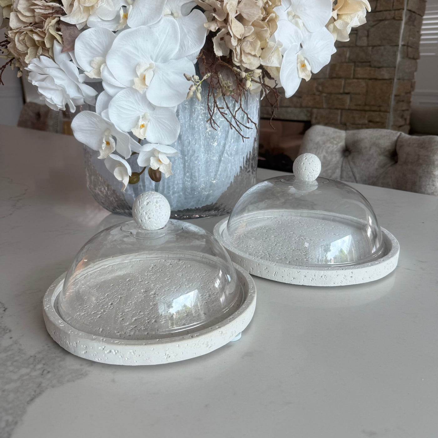 White stone round serving cake + dome