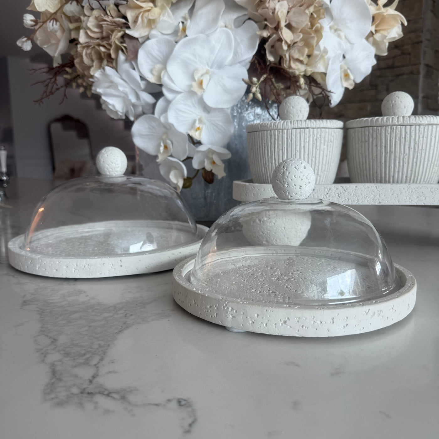 White stone round serving cake + dome