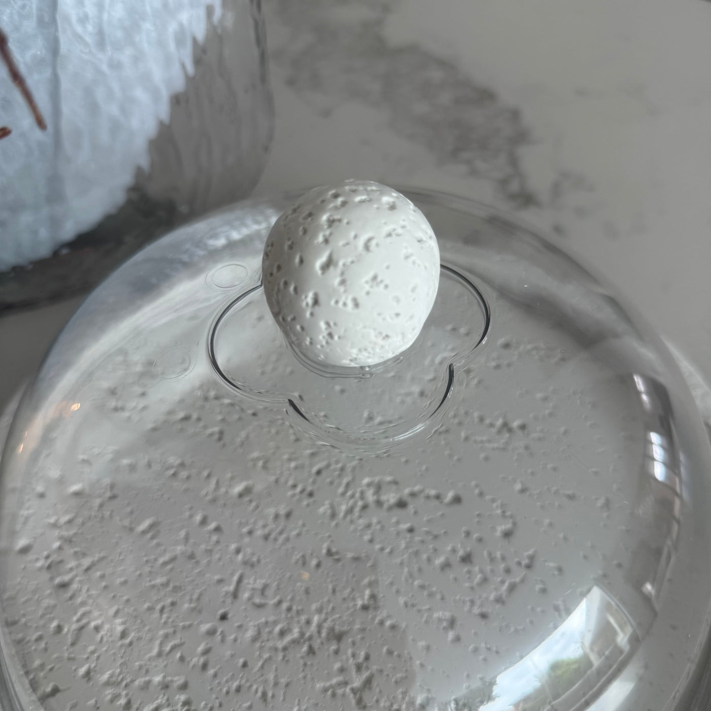 White stone round serving cake + dome