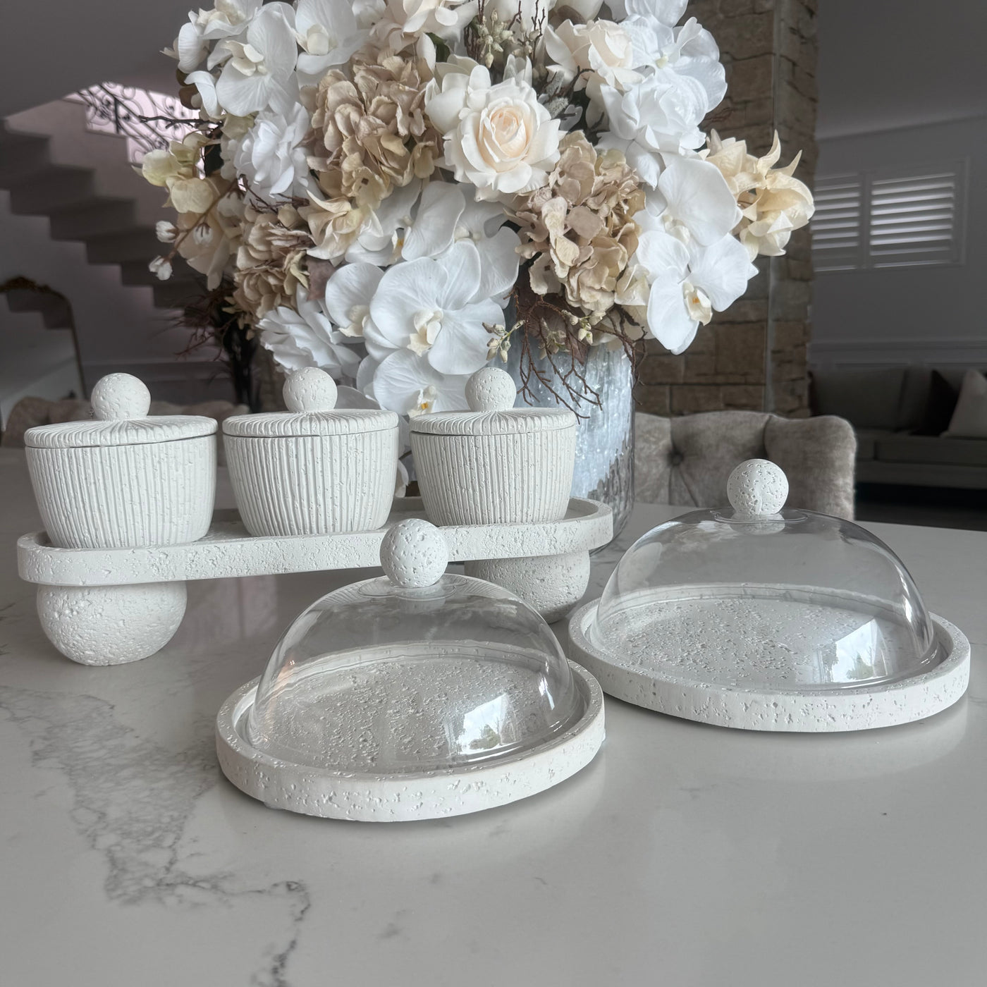 White stone round serving cake + dome