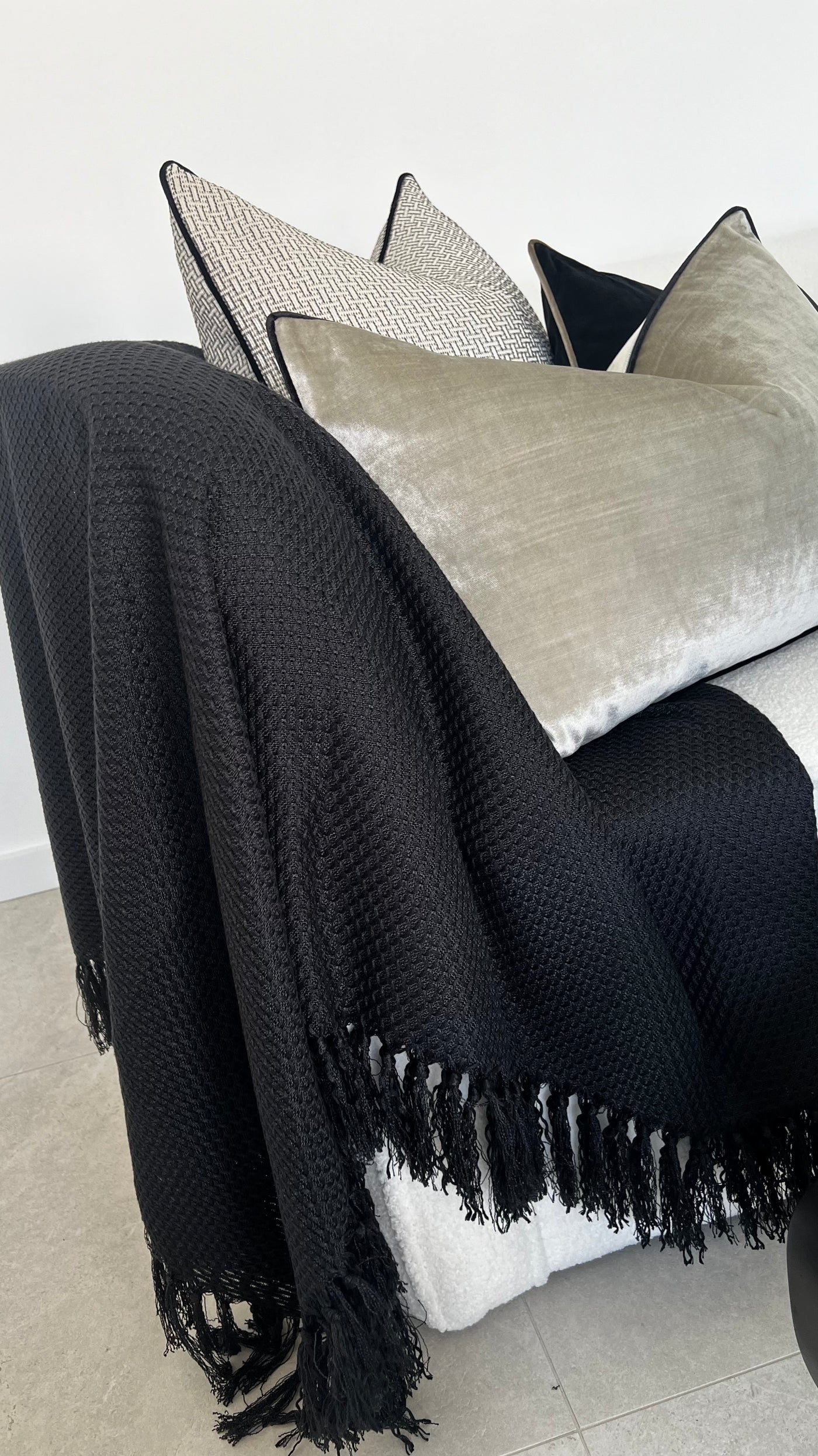 Calla Throw black - Luscious Homewares