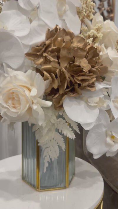Pure blooms flower Arrangement