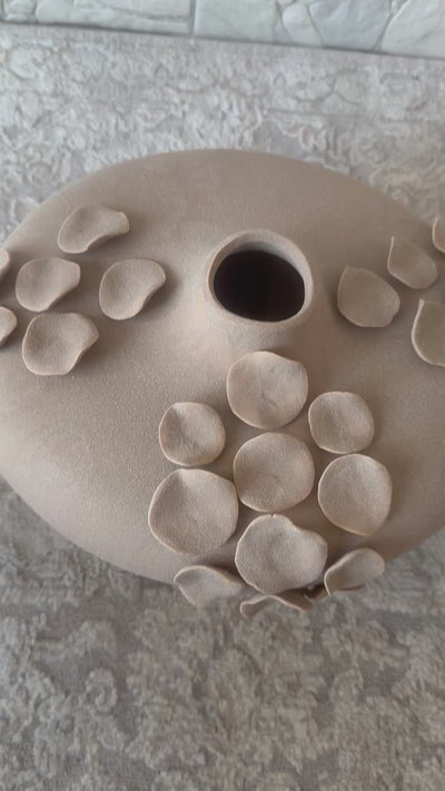 AMPHORA collection Olpe Sculptured pottery vase matt neutral