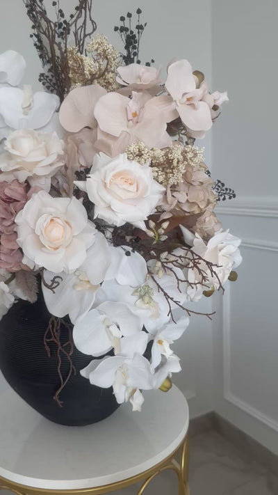 Deliah blooms flower Arrangement